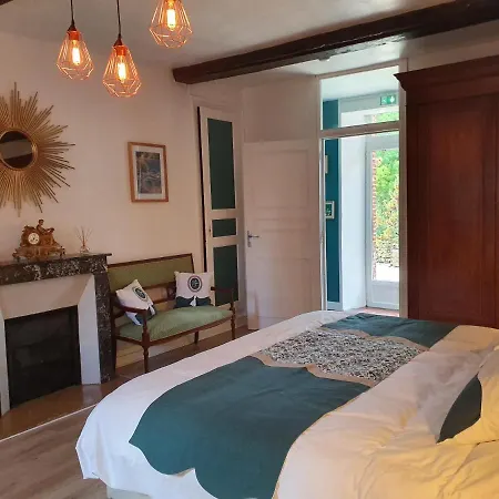 La Fresnaie : ,table D'hotes & *