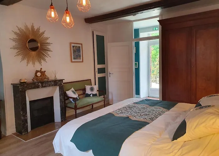 La Fresnaie : ,table D'hotes & *